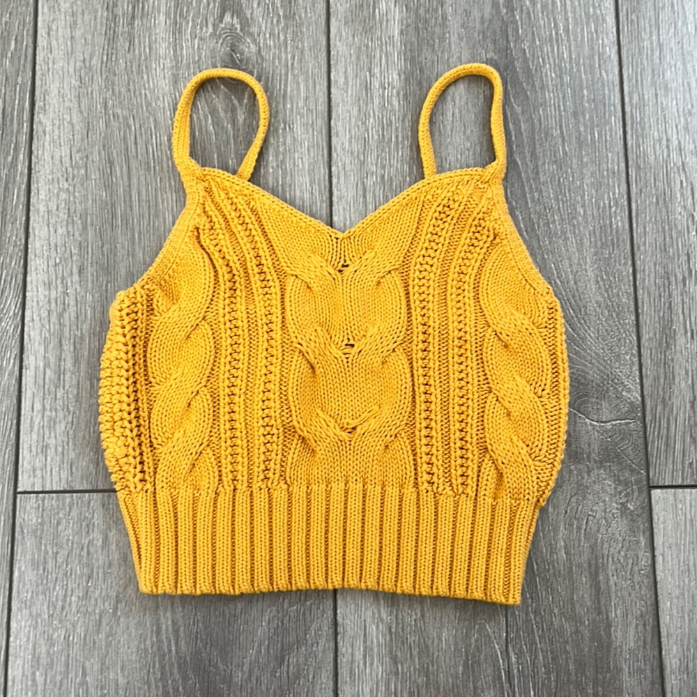 Cute yellow crop top !